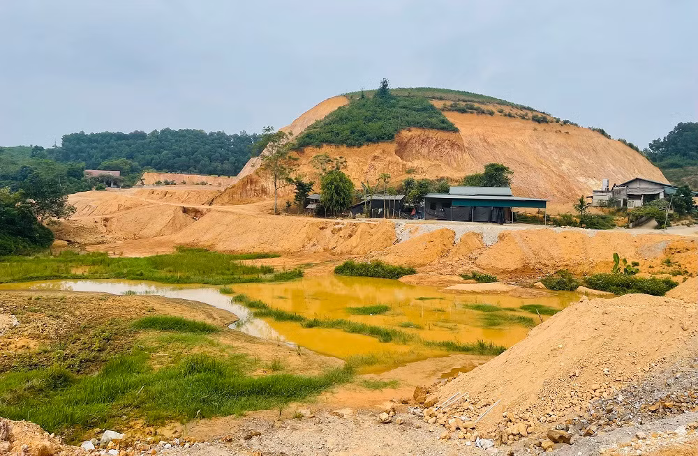 Một diện tích đầm Bùng bị san lấp chuyển sang mục đích khác.
