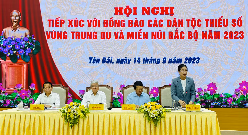 Đoàn chủ tịch chủ trì hội nghị.