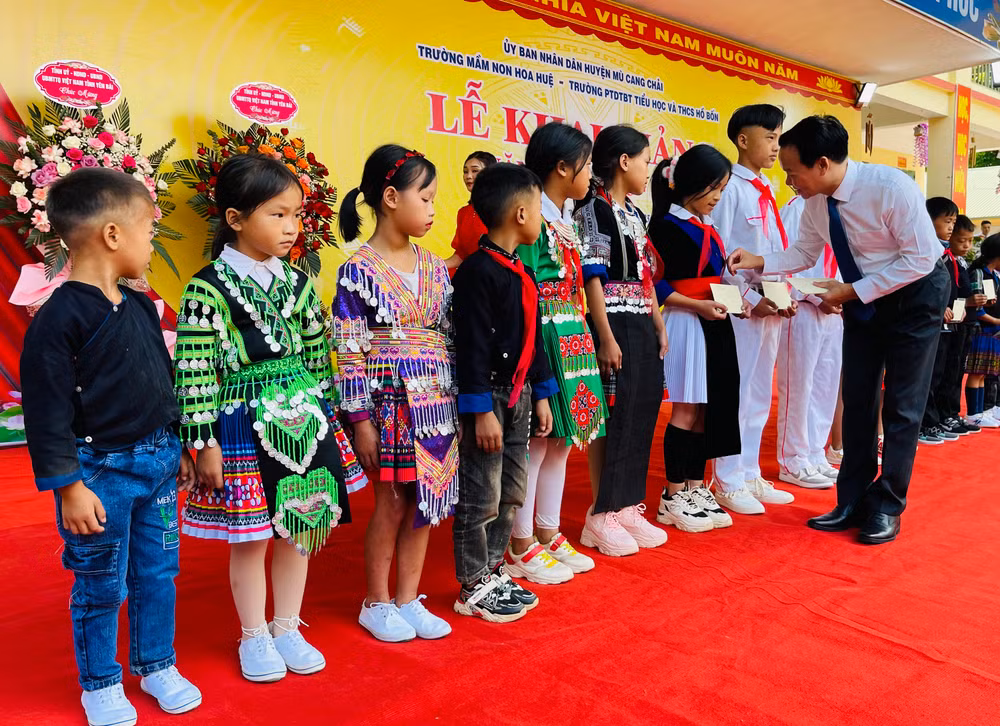 Bí thư Tỉnh ủy Yên Bái tặng quà cho các học sinh có hoàn cảnh khó khăn xã Hồ Bốn, huyện Mù Cang Chải.