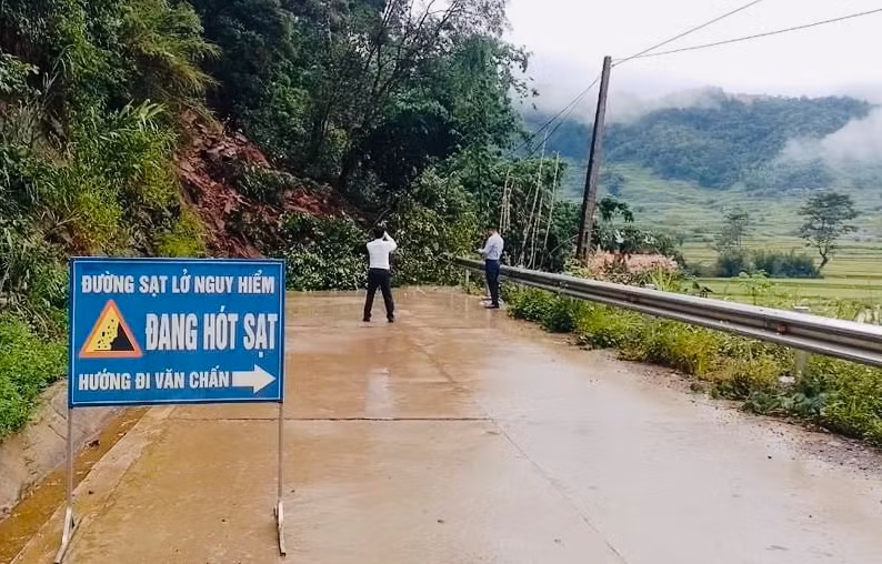 Giao thông nhiều nơi bị ách tắc do sạt taluy dương.