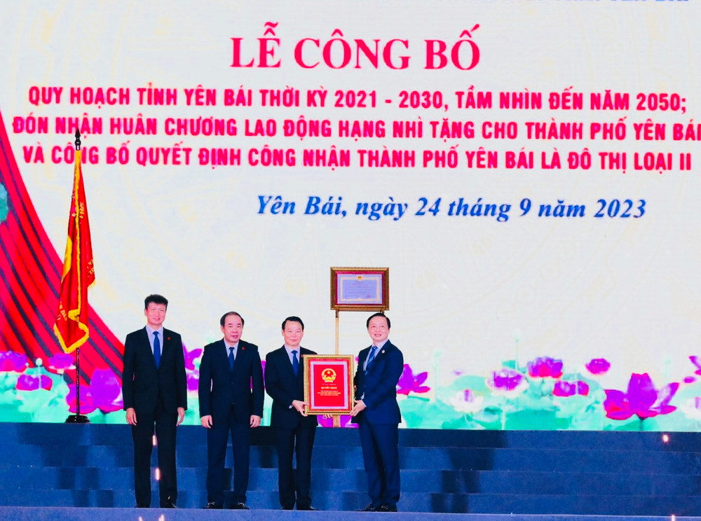 Trao các quyết định của Chính phủ đối với tỉnh Yên Bái.