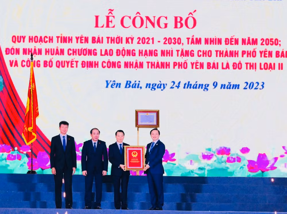 Trao các quyết định của Chính phủ đối với tỉnh Yên Bái.