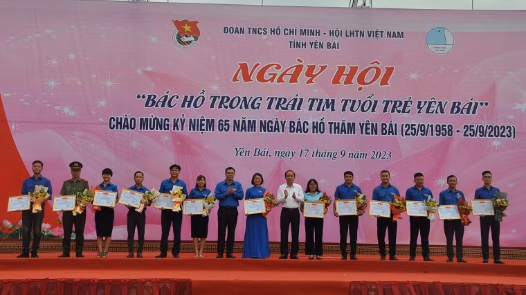 Lãnh đạo tỉnh Yên Bái tặng Bằng khen cho các tập thể, cá nhân có thành tích xuất sắc.