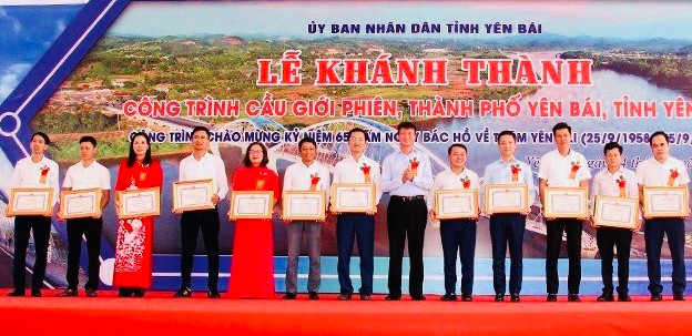 Khen thưởng cho các tập thể, cá nhân có thành tích xuất sắc.