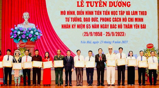 Trao thưởng các tập thể, cá nhân điển hình tinn tiến.