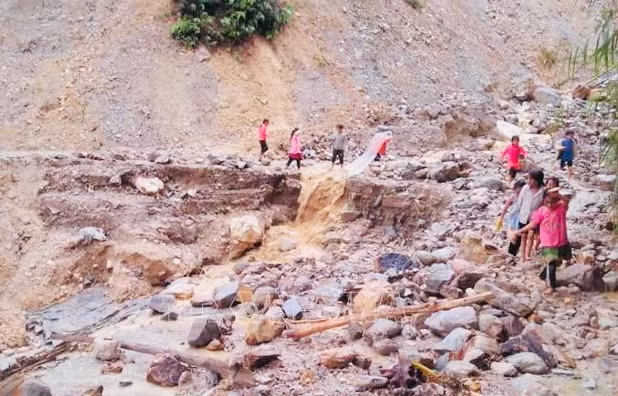 Đường về xã Làng Nhì, huyện Trạm Tấu bị lũ phá hủy.