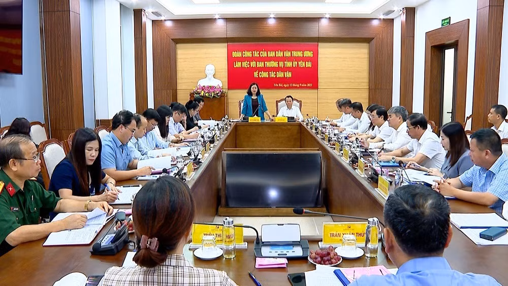 Toàn cảnh buổi làm việc.
