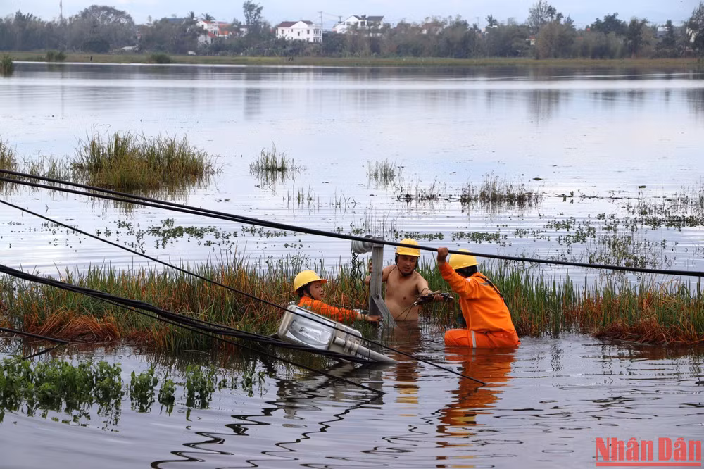 Tập trung khắc phục sự cố, sớm cấp điện phục vụ sản xuất và đời sống