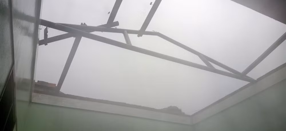 Một ngôi nhà chỉ còn trơ khung mái.