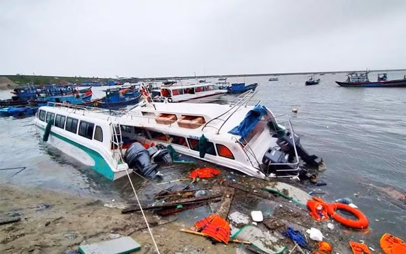Tàu du lịch và thuyền của ngư dân trên đảo Lý Sơn (Quảng Ngãi) bị bão số 9 năm 2020 đánh chìm và hư hỏng nặng. (Ảnh: CHÍ TÂM)