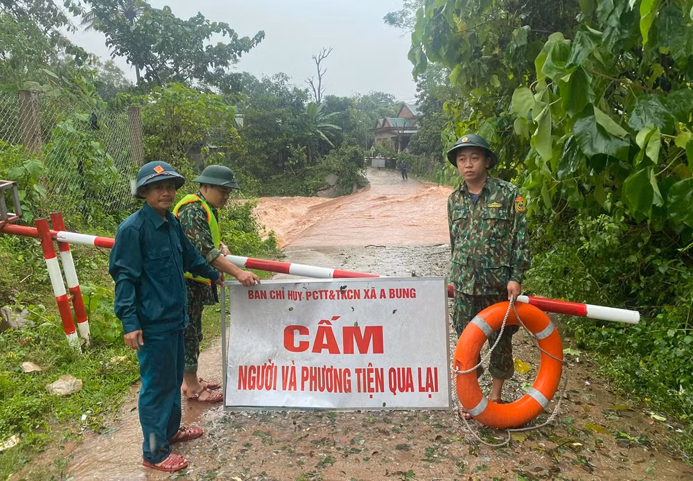 Các khu vực nguy hiểm do nước lũ dâng cao được lực lượng vũ trang các huyện dựng rào chắn, lắp biển cảnh báo để bảo đảm an toàn cho người dân.