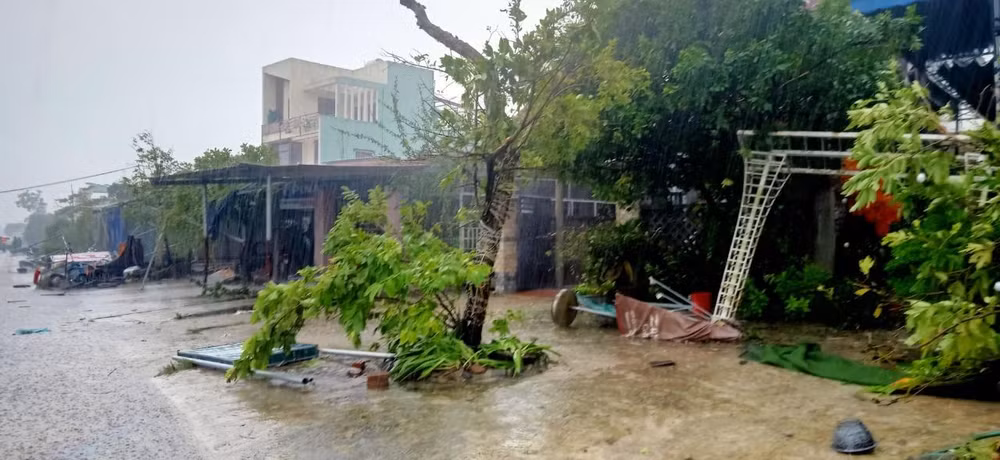 Cơn lốc cũng làm 3 người bị thương.