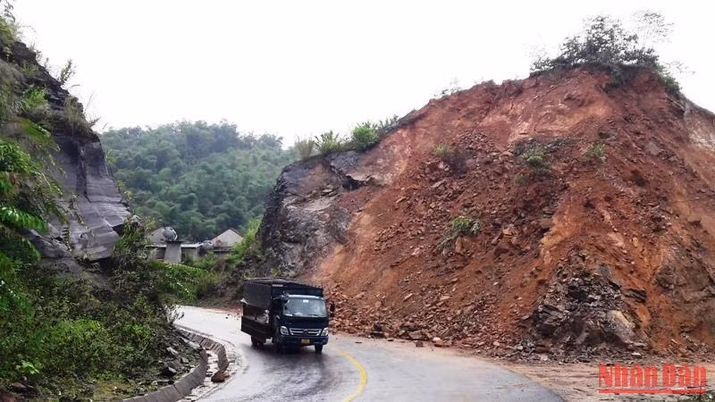 Sạt taluy bên quốc lộ 15C qua xã Nam Xuân, huyện Quan Hóa, tỉnh Thanh Hóa.