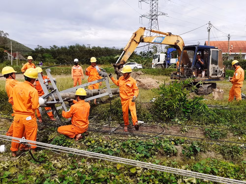 Điện lực Quảng Nam tập trung nguồn lực khắc phục sự cố do bão. (Ảnh: Tấn Nguyên)