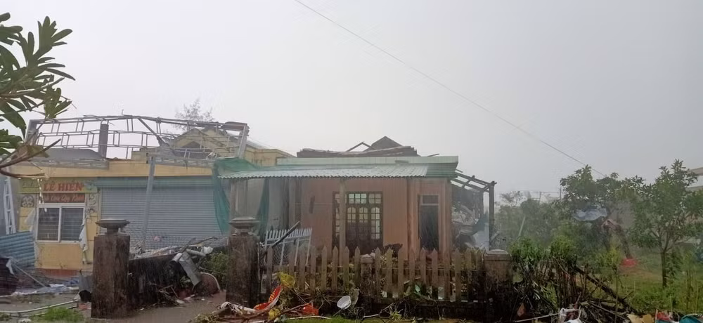 Nhiều ngôi nhà bị hư hại nặng.