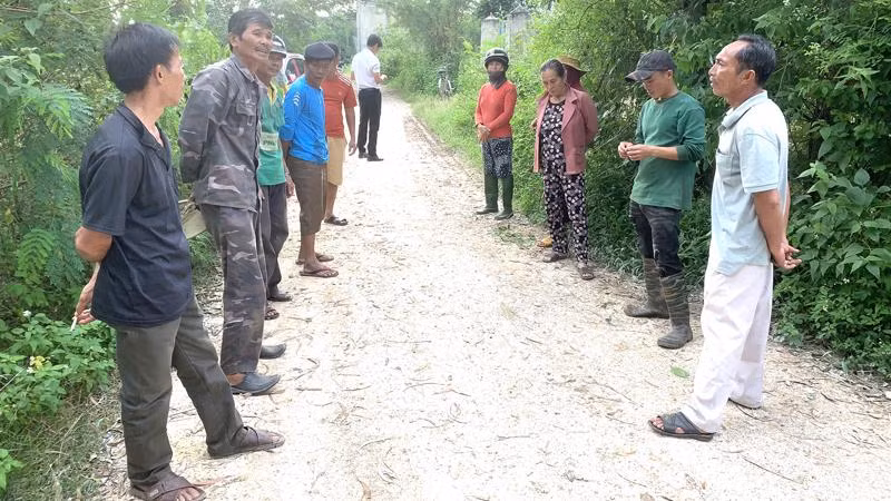 Người dân bức xúc kéo đến phản ánh tình trạng ô nhiễm môi trường do trang trại chăn nuôi heo nái gây ra với ông Huỳnh Tấn Khánh (người đứng ngoài cùng bên phải).