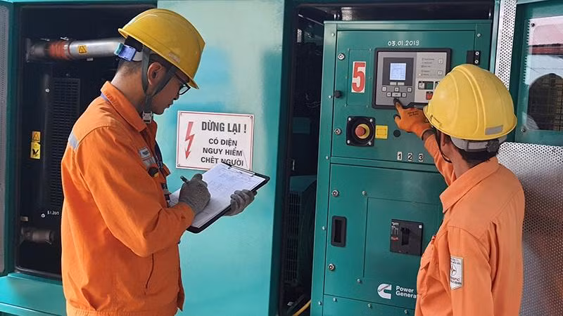 Công nhân Điện lực Điện Biên kiểm tra an toàn kỹ thuật điện.