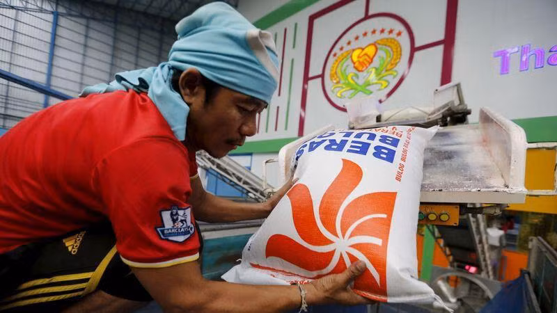 Công nhân chuẩn bị gạo xuất khẩu tại một nhà máy gạo ở tỉnh Chainat, Thái Lan. (Ảnh: Reuters)