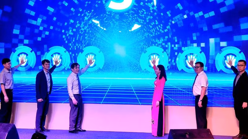 Đại diện lãnh đạo Sở Du lịch và các doanh nghiệp du lịch trên địa bàn tỉnh Bà Rịa-Vũng Tàu chính thức công bố khai mạc Hội chợ du lịch trực tuyến Bà Rịa-Vũng Tàu 2022.