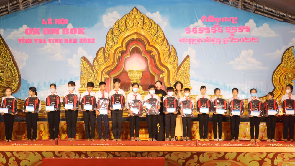 Hội Khuyến học tỉnh Trà Vinh trao 20 suất học bổng, tặng cặp cho học sinh Khmer vượt khó, học giỏi tại đêm hội Ok Om Bok.