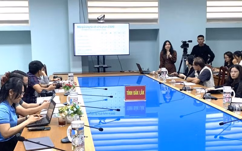 Bà Bùi Thị Hà, Phó Giám đốc Trung tâm Giáo dục thiên nhiên thông tin về hoạt động mua bán, vận chuyển, sử dụng các sản phẩm từ động vật hoang dã và ngà voi ở Việt Nam tại buổi tọa đàm.