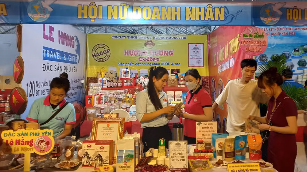 Sản phẩm tiêu dùng của Hội Nữ doanh nhân Phú Yên tại phiên chợ xanh Phú Yên.