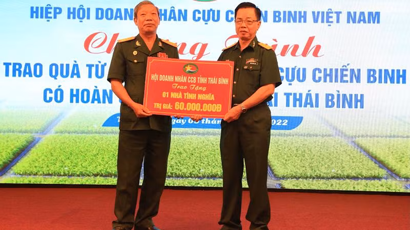 Anh hùng lao động Trần Mạnh Báo, Chủ tịch Hội Doanh nhân cựu chiến binh tỉnh Thái Bình tặng 1 nhà tình nghĩa trị giá 60 triệu đồng cho cựu chiến binh có hoàn cảnh khó khăn tỉnh Thái Bình.