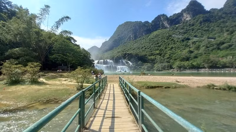 Cây cầu dẫn vào thác Bản Giốc.