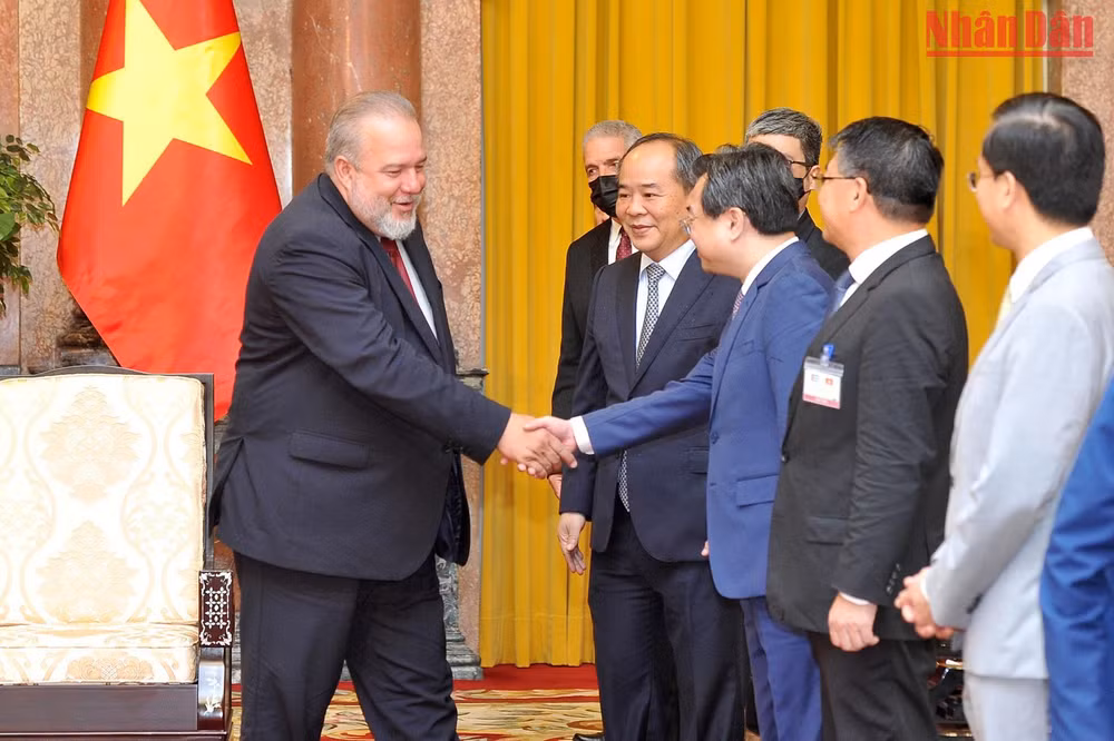 Thủ tướng Cộng hòa Cuba Manuel Marrero Cruz với các đại biểu Việt Nam tại buổi tiếp.