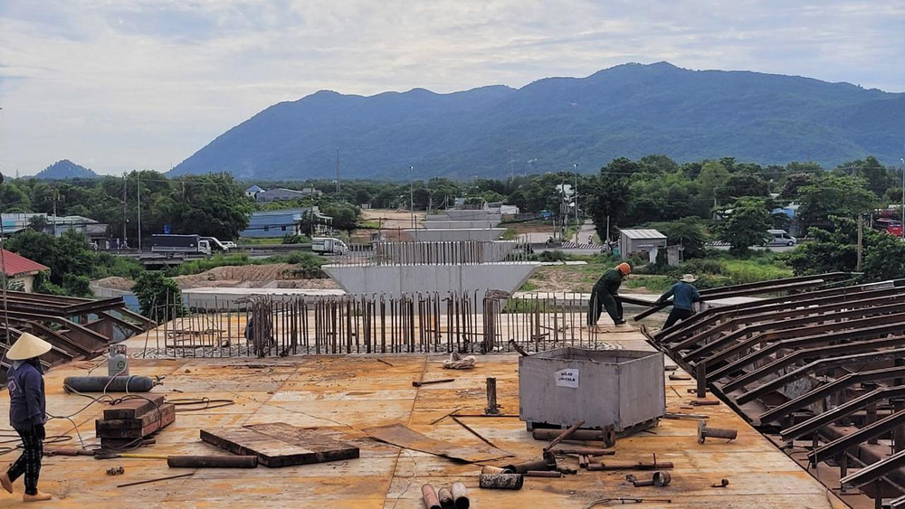 Dự án đường 991B, dù gặp nhiều khó khăn trong công tác giải phóng mặt bằng, đang được các nhà thầu tập trung thi công nhằm bảo đảm tiến độ đề ra.