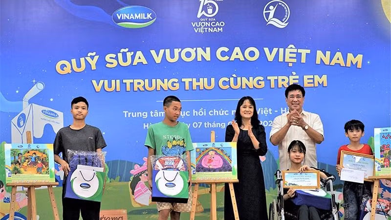 Với chủ đề “Em vẽ ước mơ vươn cao”, nhiều bức vẽ có bố cục đẹp mắt, ý tưởng đặc sắc và thông điệp ý nghĩa đã gây ấn tượng mạnh với Ban Tổ chức.