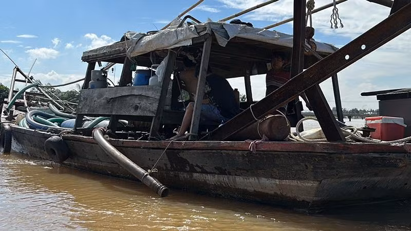 Bắt giữ thuyền khai thác cát trái phép trên sông Đồng Nai.