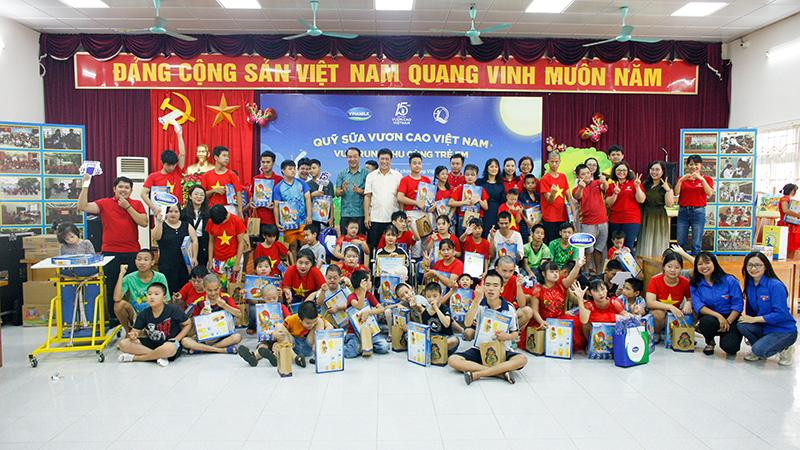 Các em nhỏ tại Trung tâm phục hồi chức năng Việt-Hàn đã có một buổi vui trung thu ấm áp và rộn ràng cùng Quỹ sữa Vươn cao Việt Nam và Vinamilk.
