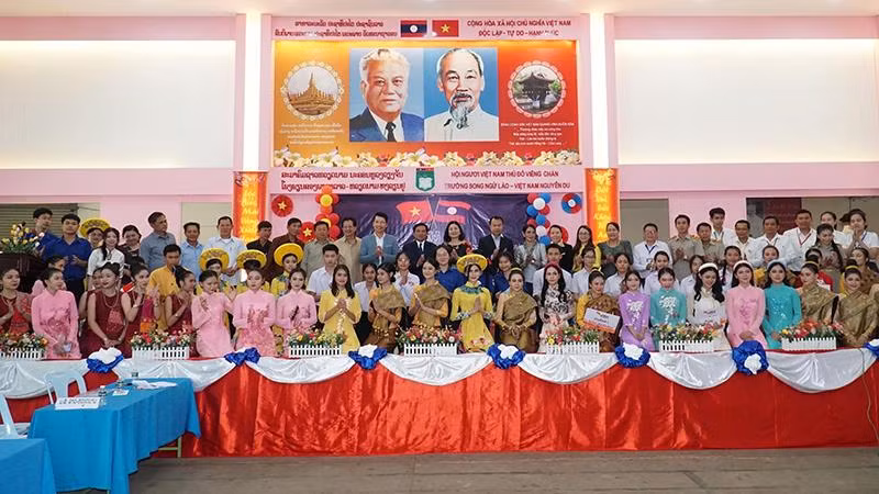 Các đại biểu cùng các đội tham gia cuộc thi chụp ảnh lưu niệm. (Ảnh: TRỊNH QUỐC DŨNG)