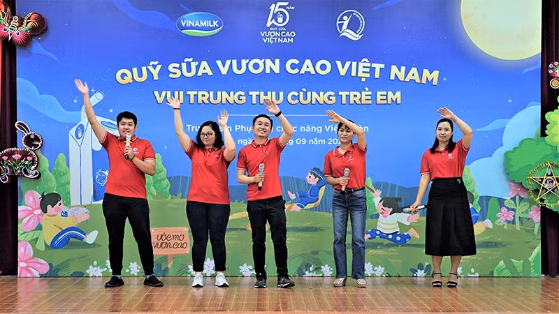 Thay cho lời chúc mừng trung thu, các nhân viên Vinamilk tại Hà Nội cũng đã gửi tặng các em một tiết mục sôi động.