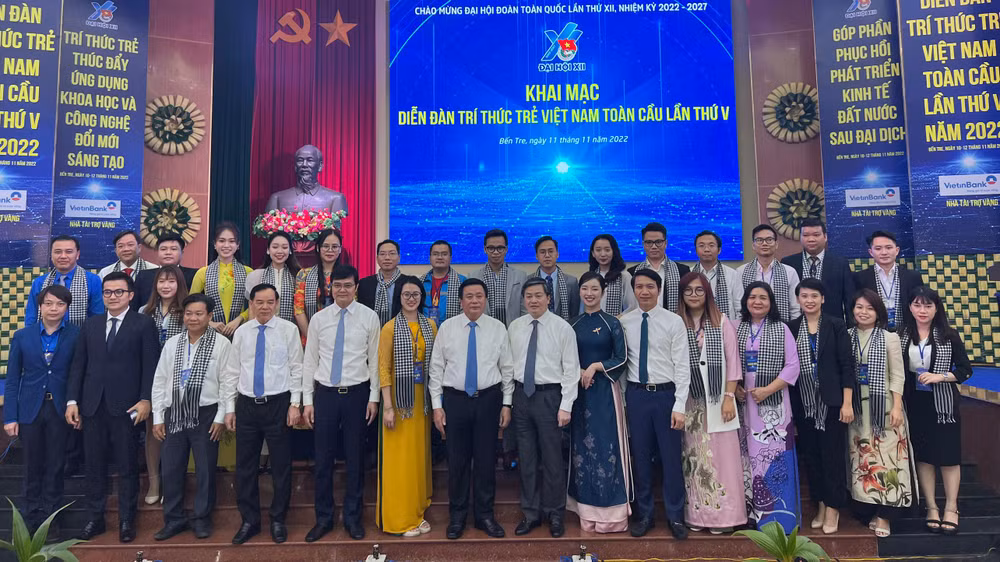 Đại biểu tham dự hội nghị chụp ảnh lưu niệm với đội ngũ trí thức trẻ Việt Nam toàn cầu.