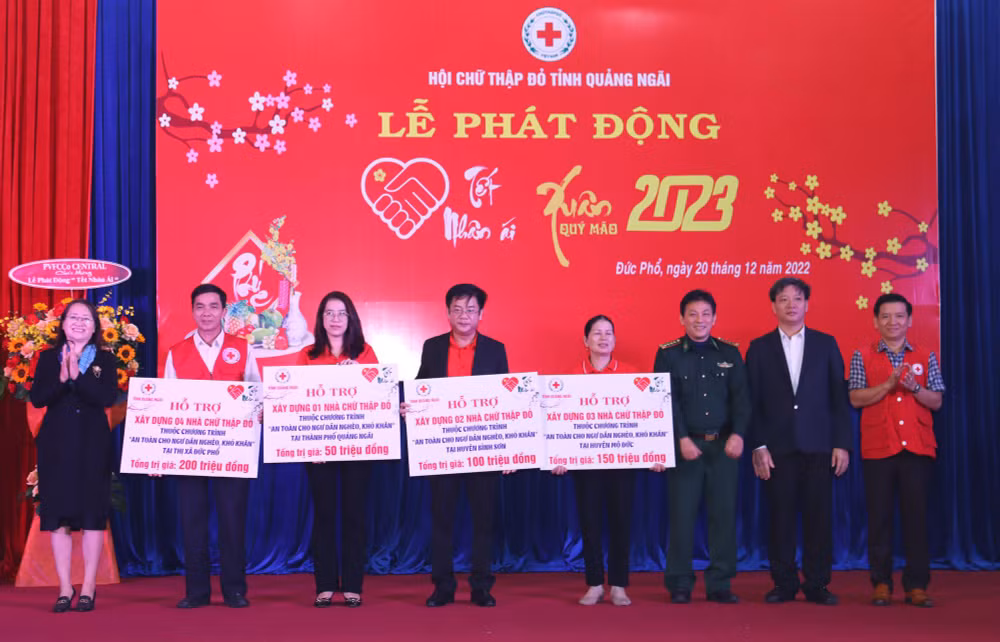 Trao bảng tượng trưng hỗ trợ xây dựng 10 “Nhà Chữ thập đỏ” cho ngư dân nghèo, khó khăn ở Quảng Ngãi.