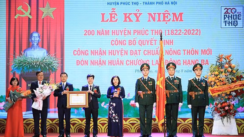 Lãnh đạo huyện Phúc Thọ đón nhận Quyết định công nhận đạt chuẩn nông thôn mới. (Ảnh: QUANG ANH)