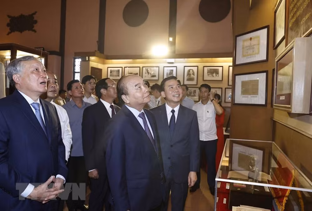 Chủ tịch nước Nguyễn Xuân Phúc tham quan Khu văn hóa tưởng niệm Bác Hồ tại Thanh Hóa. (Ảnh: Thống Nhất/TTXVN)