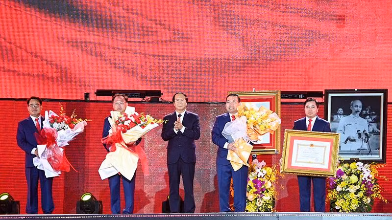 Phó Thủ tướng Chính phủ Lê Văn Thành trao Huân chương Lao động hạng Nhất cho thành phố Phổ Yên. (Ảnh: DUY LINH)