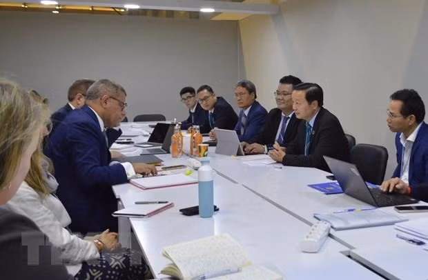 Đoàn đại biểu Việt Nam do Bộ trưởng Tài nguyên và Môi trường Trần Hồng Hà dẫn đầu làm việc với Chủ tịch COP26 Alok Sharma về chuyển đổi năng lượng của Việt Nam. (Ảnh: Nguyễn Trường/TTXVN)