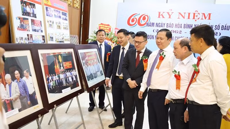 Đồng chí Lê Quốc Minh tham quan những hình ảnh lưu niệm của Báo Hòa Bình qua các thời kỳ.