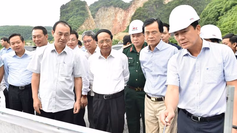 Phó Thủ tướng Lê Văn Thành nghe báo cáo tiến độ dự án tại công trường.