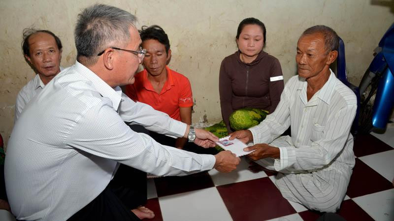 Phó Chủ tịch Ủy ban nhân dân thành phố Phan Thiết (Bình Thuận) Lê Văn Chơn tới thăm và trao quà cho ông Nguyễn Thành Là, gia đình có 4 người thân đi trên tàu cá bị nạn, trong đó có 2 người tử vong, 2 người được cứu sống.