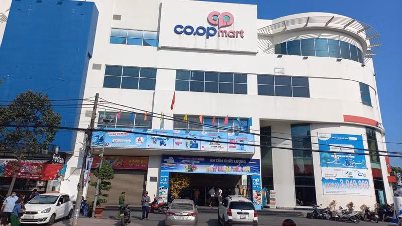 Lực lượng công an có mặt tại siêu thị Co.opmart Biên Hòa để bảo đảm an ninh, trật tự.