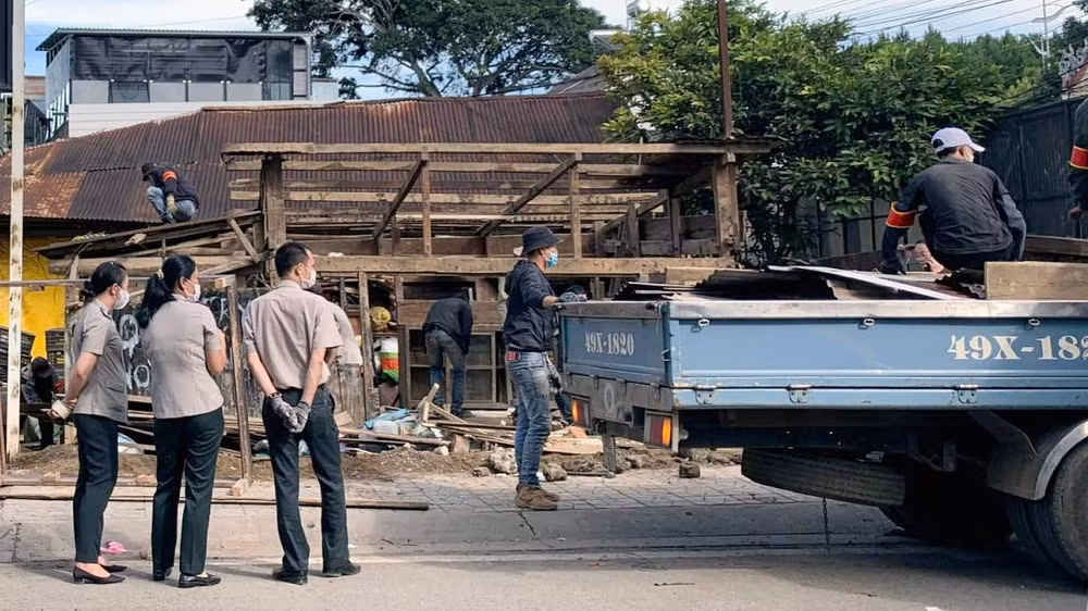Hiện trường cưỡng chế giao tài sản cho người được thi hành án.