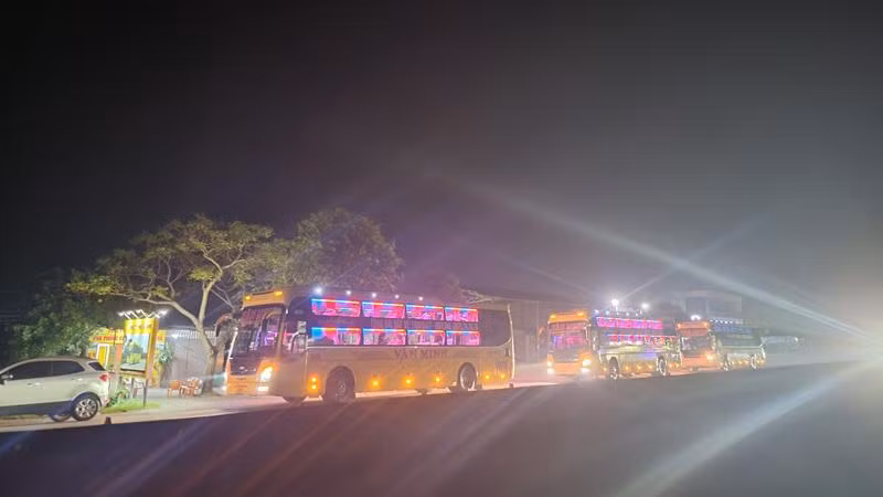 Các phương tiện dừng, đón khách trái quy định cả ngày lẫn đêm.
