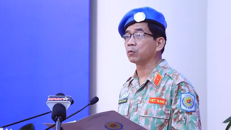 Thiếu tướng Hoàng Kim Phụng trình bày báo cáo tại hội nghị.