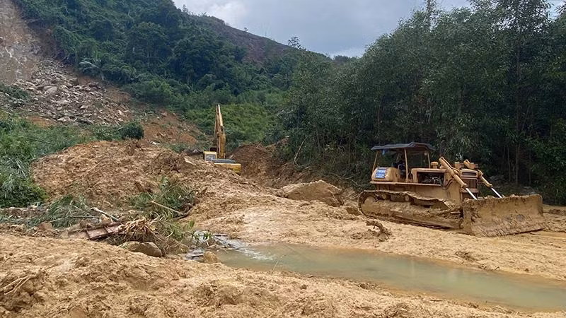 San ủi đất đá thông tuyến đường Tỉnh lộ 622 Trà Bồng đi các xã khu tây.