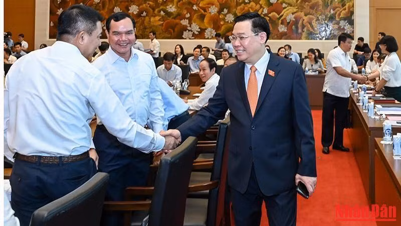 Chủ tịch Quốc hội Vương Đình Huệ với các đại biểu dự hội nghị. (Ảnh: DUY LINH)